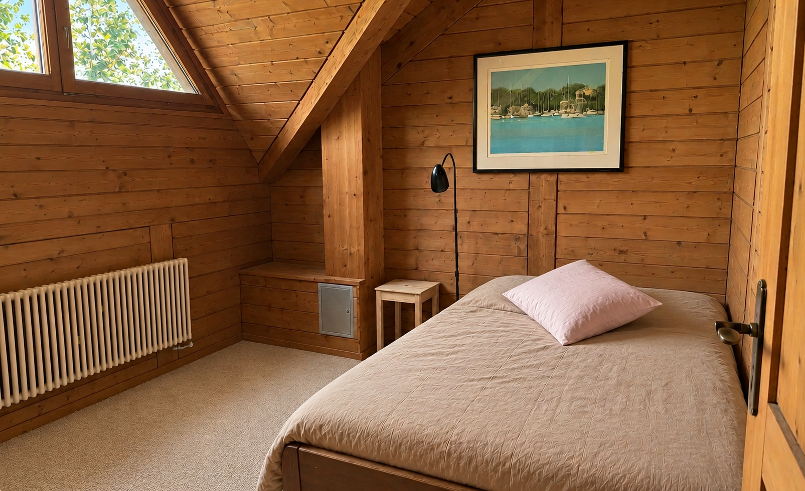 Kleines Gästezimmer mit Holzwänden