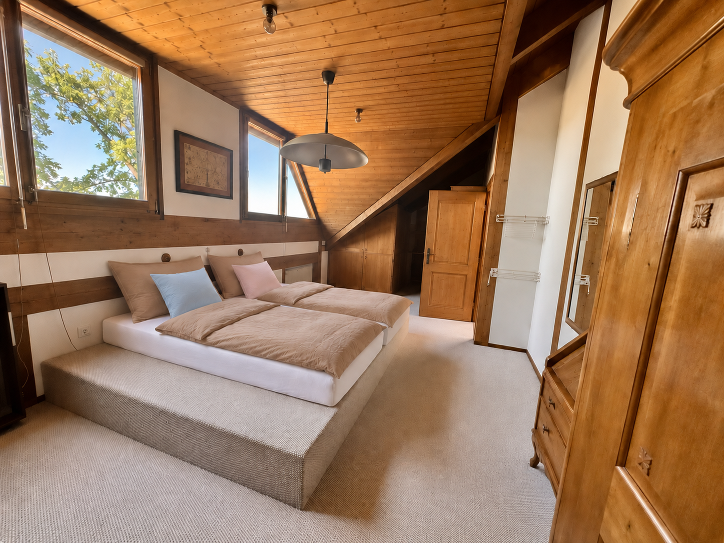Hauptschlafzimmer unter dem Dach mit Holzverkleidung und Schrägdach