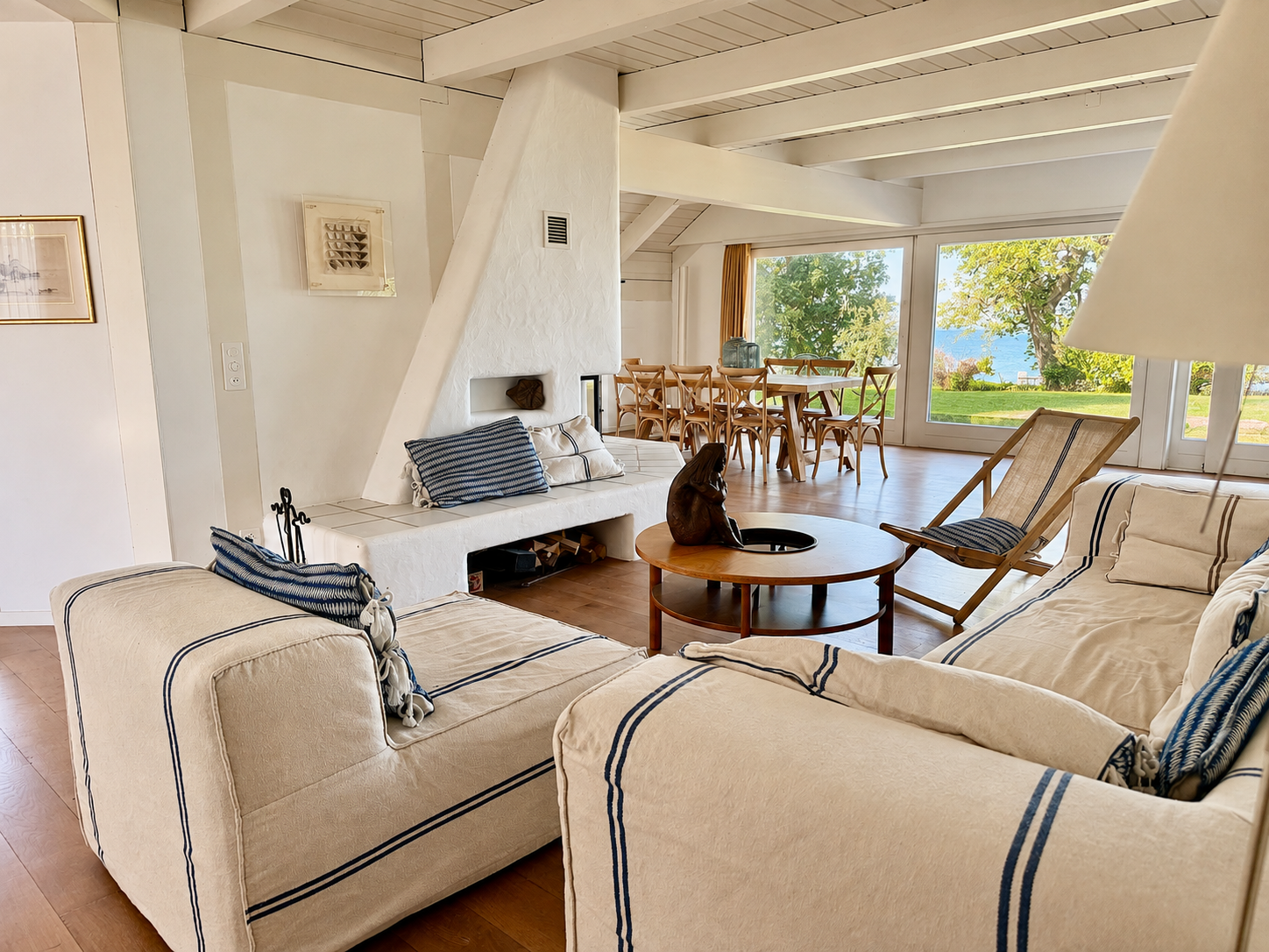 Heller Wohnbereich mit Sofas und Seeblick