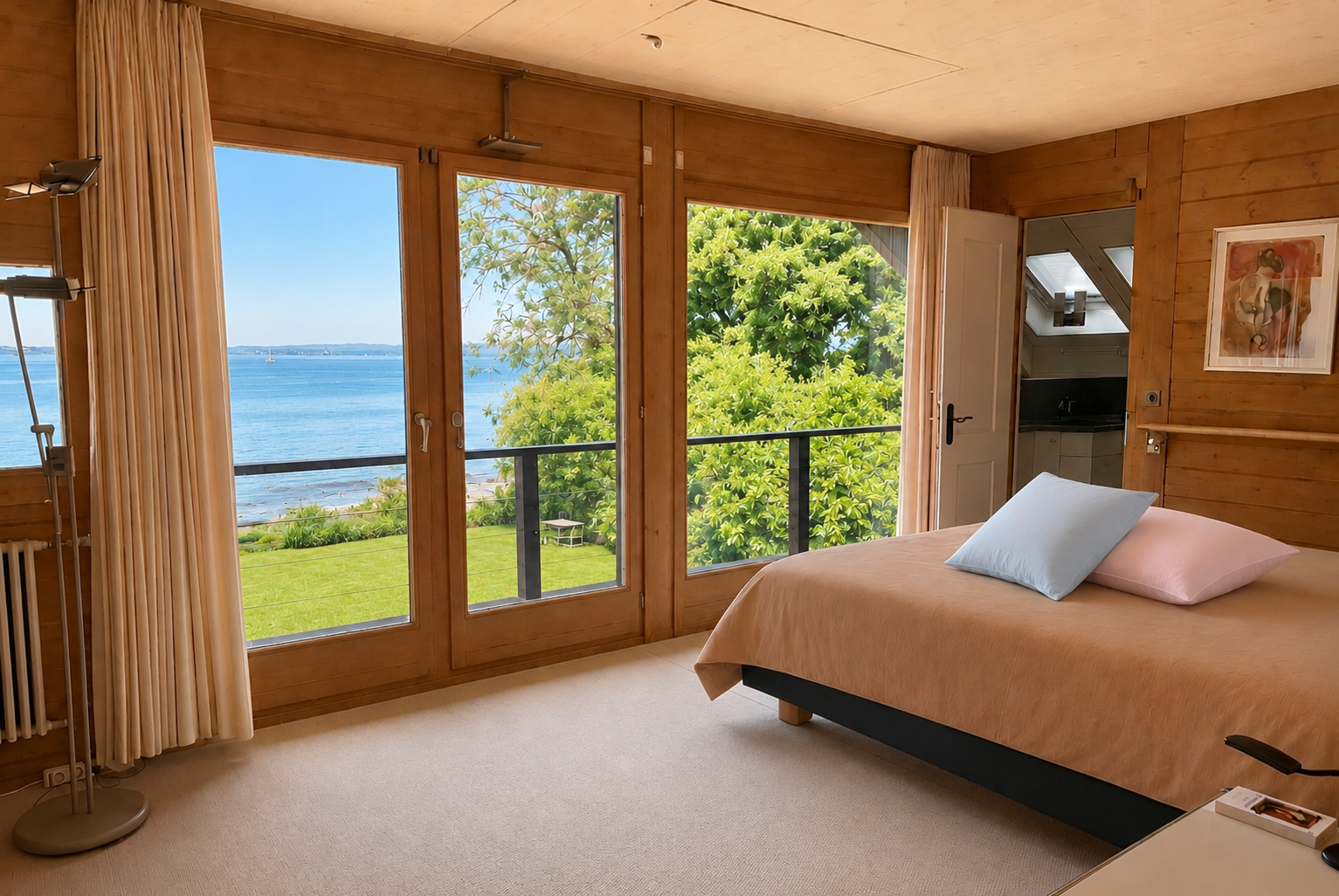 Elternzimmer mit Seeblick und grossen Glastüren